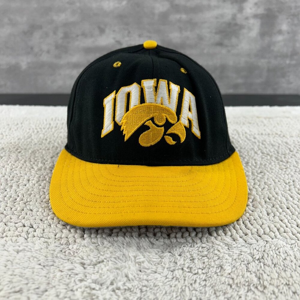 90S VINTAGE IOWA HAWKEYES FITTED HAT 7 3/8 TWO TONE PRO LINE